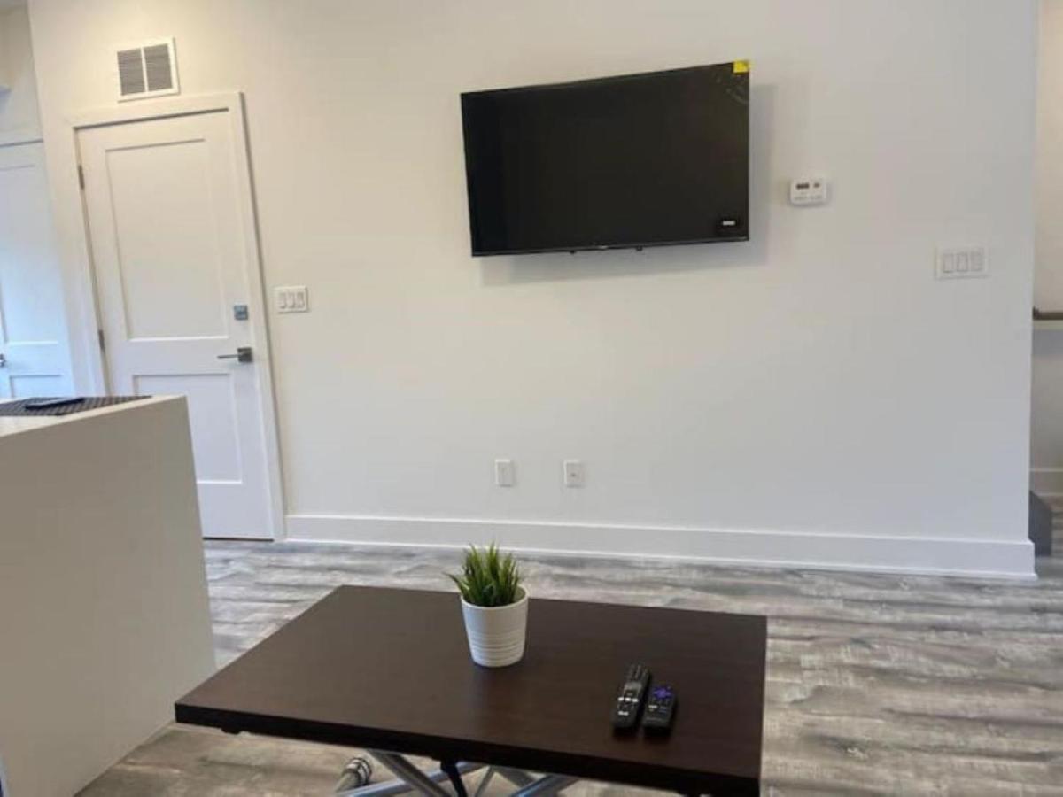 Stylish Townhome Gem With Several Amenities Just Minutes To The Falls Ниагарски водопад Екстериор снимка